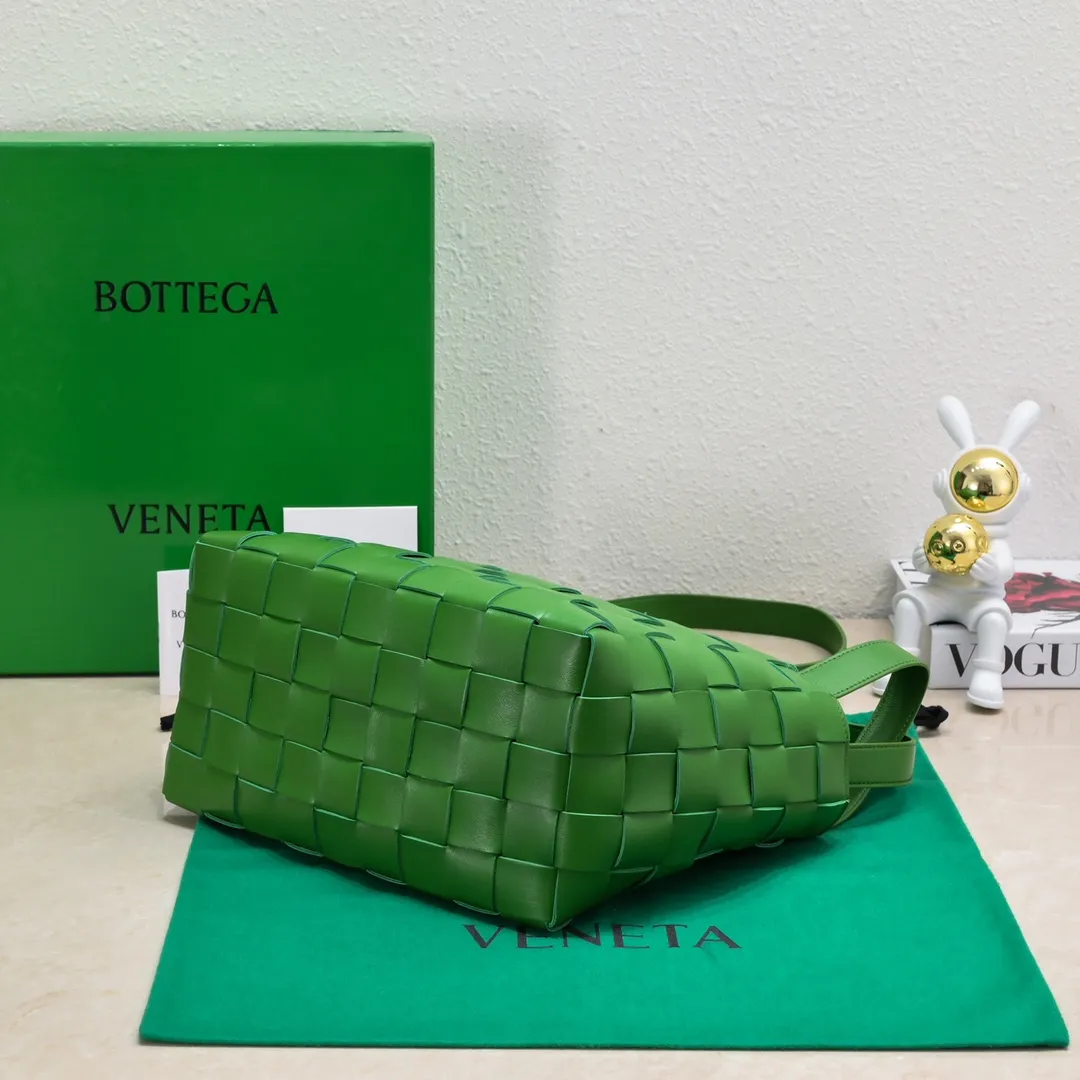 Special price 1600🉐️, Bottega Veneta What can be packed in the new bowling bag? Have you got the new bowling bag? Super large capacity ~ The key is low-key, simple and casual style ~ the fashion sense is not reduced at all. It combines BV's classic woven elements and can also be used for computers. The length of the shoulder straps can be adjusted. It is suitable for tall girls to carry. Boys also have a sunny back☀️ Style number: 7466# Size: 28*21*16
